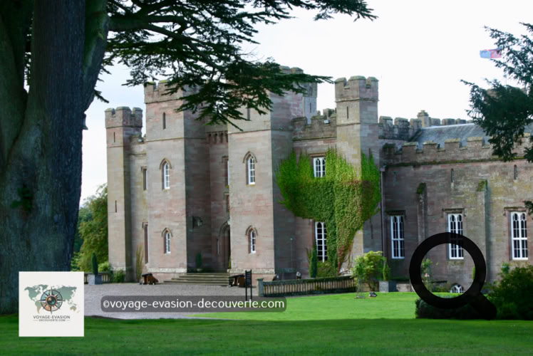Plutôt sobre à l’extérieur, l’intérieur est plus richement décoré, on y trouve des pièces d’exceptions, des collections de porcelaine, des tableaux et des portraits de la famille héritière, les Comtes de Mansfield, demeurant encore au château mais également l’origine du lieu.