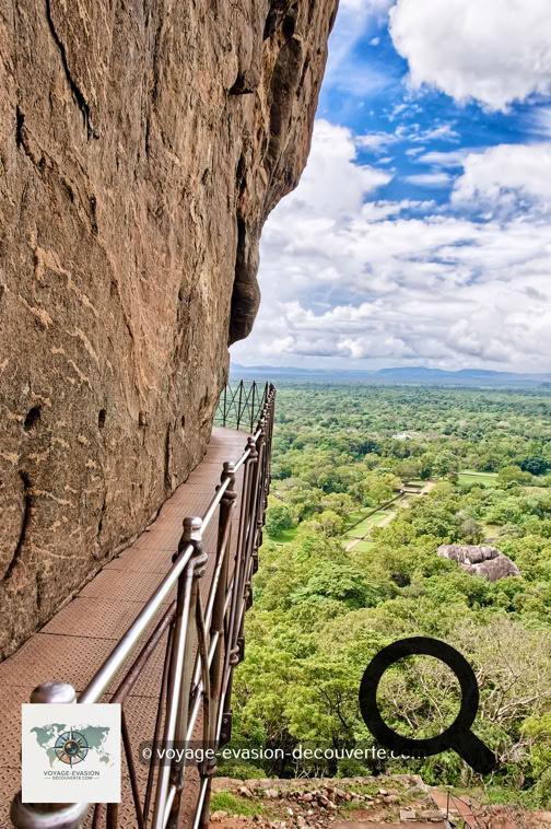 Le chemin continue par des escaliers et une passerelle métallique accrochée à la paroi étroite d'où  la vue commence à être vertigineuse. 