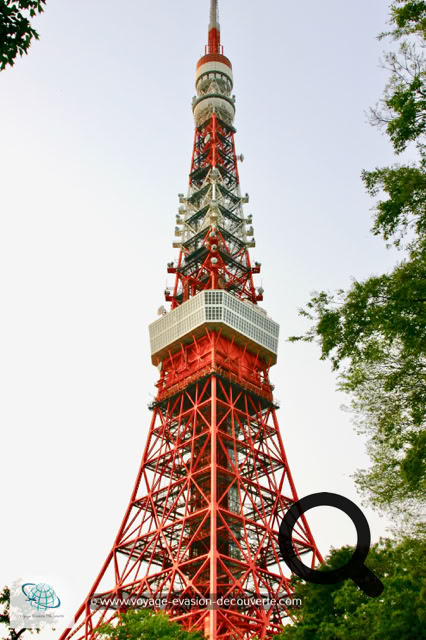 C’est leur tour Eiffel nippone… une tour tout en métal, rouge et blanche, qui mesure 7,6 mètres de plus que la nôtre.