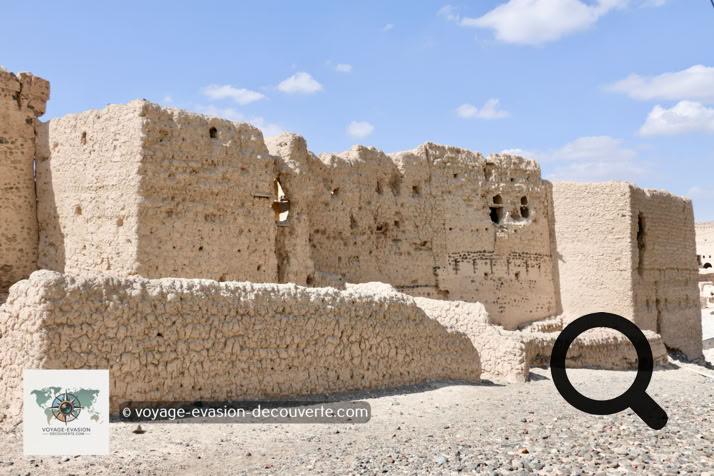 Al Munisifeh est aujourd'hui un village tribal presque totalement désert, un lieu figé dans le silence où l'on marche comme dans un décor abandonné. Le village, vide de ses habitants, est encore ceinturé par les vestiges de ses anciens murs, avec des portes monumentales à chaque extrémité — comme si elles attendaient encore de s'ouvrir pour laisser entrer les caravanes d'autrefois.