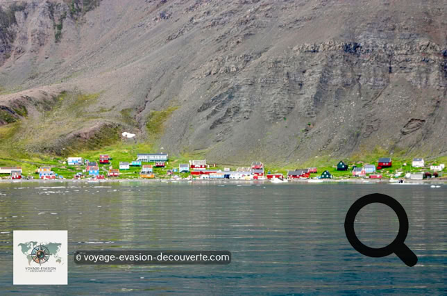 Cette île se trouve à l’embouchure du fjord Uummannaq. Elle possède un petit village, nommé Illorsuit, d’une centaine de personnes vivant principalement de la pêche au flétan et de la chasse aux narvals. Illorsuit s'étire au bord de l’eau, le long d'une longue plage de sable noir volcanique.