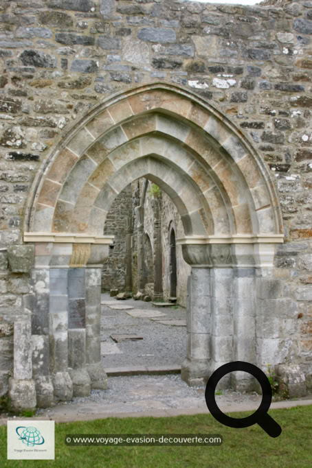 Le monastère, qui est aussi appelé les sept églises, a été fondé 544 par celui qui sera ensuite connu comme l'un des douze apôtres de l'Irlande, Saint Ciarán. 