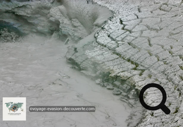 Le secteur est très différent de ce qu’on avait vu jusqu’ici à Yellowstone. À Mud Vulcano, la boue est reine et vous découvrirez beaucoup de marmites de boue. Ces formations de boues, autrefois appelés salses lorsqu'ils paraissaient de taille modeste, sont la conséquence de l'expulsion de gaz souvent abondant, principalement à base de méthane et d'hydrocarbures légers, mais également du dioxyde de carbone et de l'azote avec de la vapeur d'eau assez chaude ; boue, c'est-à-dire d'argiles et d'eau. 