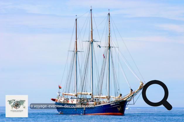 Le Rembrandt est un voilier polaire de croisière de 451 tonnes au charme d’ancien schooner fait de boiseries avec une très bonne tenue en mer. Ancien lougre construit au début du 20ème siècle, en 1990, il est devenu un bateau de pêche naviguant des Pays-Bas aux Galápagos avant de devenir une belle goélette, spécialisée dans le tourisme.