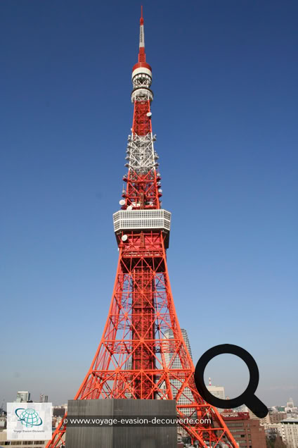 C’est leur tour Eiffel nippone… une tour tout en métal, rouge et blanche, qui mesure 7,6 mètres de plus que la nôtre.