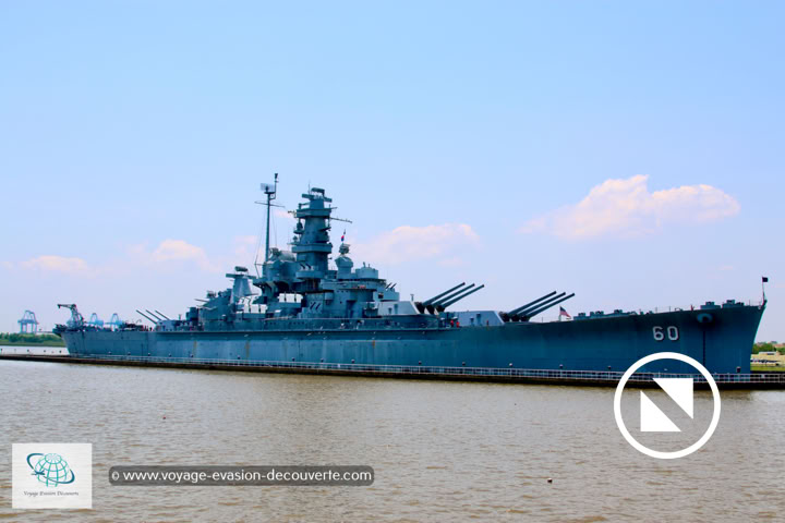 Situé sur le quai du Alabama Battleship Memorial Park, ce bateau de guerre a fait partie de la classe South Dakota, 4 cuirassés rapides construits au début de la deuxième guerre mondiale.