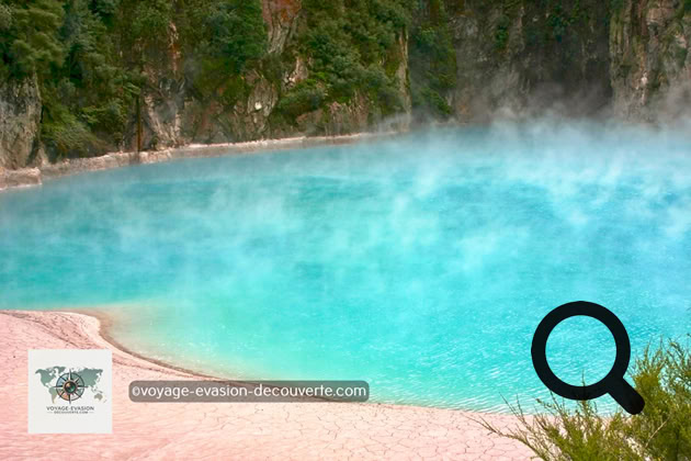 Waimangu Volcanic Valley est une magnifique réserve où l'on peut observer l'incommensurable force de la nature. Ici, de récentes éruptions volcaniques ont eu lieu durant le dernier siècle, dont la grande éruption du Mont Tarawera en 1886. Le site, tout en longueur, est notamment composé d'une forêt indigène de toute beauté ! Un itinéraire de 4 km en aller simple, presque en constante descente, est proposé jusqu'au lac de Rotomahana. 