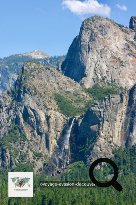 Comment ne pas s’arrêter devant les Yosemite Falls, les plus hautes chutes d’eau d’Amérique du Nord, avec leurs 740 mètres de dénivelé ! Le grondement de l’eau, la fraîcheur de la brume et l’arc-en-ciel qui se dessine parfois dans le nuage de gouttelettes forment une scène tout simplement magique.