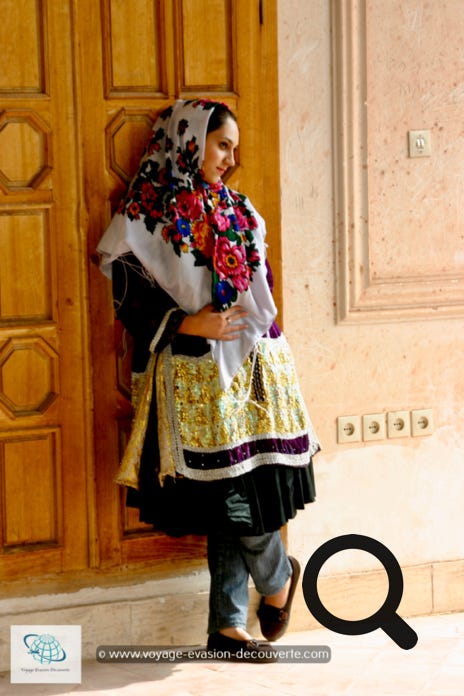 Le village est également connu pour les couleurs vives et bariolées des costumes traditionnels portés par les femmes du village, dont les origines sont très anciennes.  