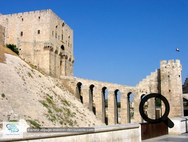 ’est un palais médiéval fortifié situé sur un promontoire dominant le centre-ville d'Alep et caractérisée par son imposante entrée fortifiée. 