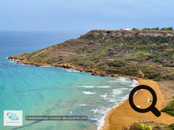 Située entre les villages de Nadur et Xagħra. Elle est recouverte d'une plage de sable ocre orangé qui la rend très populaire auprès des Maltais et des touristes. Pour certains, ce serait la meilleur plage où se poser lors d'un périple à Malte.  Une statue de la Vierge à l'Enfant est érigée au centre de la baie, sur la plage, depuis 1881. Elle doit protéger les marins et les baigneurs. 