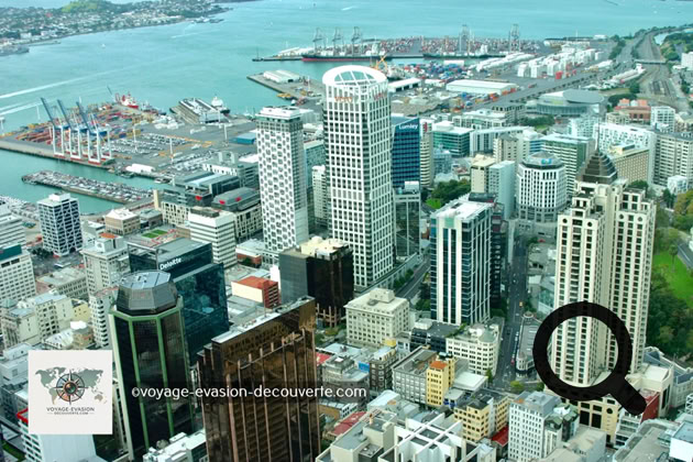 Faite de 15 000 m³ de béton et de 3 000 tonnes d’acier, cette tour culmine à 328 mètres de hauteur et en son sommet, une plateforme d’observation vous offre une vue imprenable à 360° sur Auckland et ses alentours. Pour les amateurs de sensations fortes, vous avez deux attractions. Le Sky Walk qui consiste à marcher, à l’extérieur de la tour et d’y faire le tour et le Sky Jump qui comme son nom l’indique consiste à s’élancer du sommet de la tour pour un saut à l’élastique inoubliable !