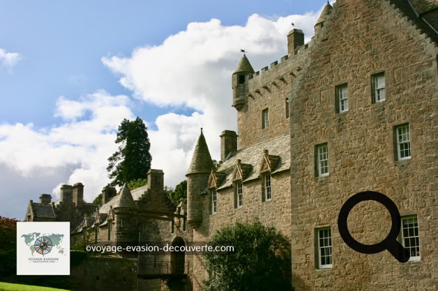 Le château a été construit à la fin du XIVe siècle, c’est une maison-tour entourée de très jolis jardins dans la paroisse civile de Cawdor. 