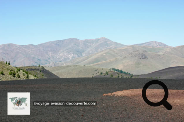 C’est un espace protégé au titre de monument national américain, situé sur la plaine du Snake, dans le centre de l'Idaho. Ce site contient trois grandes coulées de lave qui s'étendent le long du rift de l'Idaho. On peut y observer des moulages d'arbre brûlés : la lave en fusion entoure l'arbre, refroidit suffisamment vite pour imprimer les motifs de l'écorce mais assez pour ne pas carboniser l'arbre.