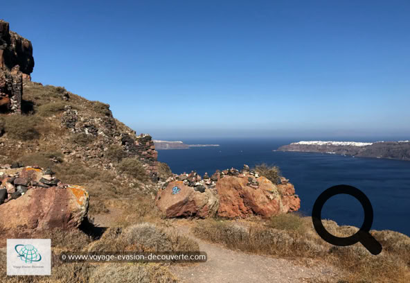 Un des sites les plus célèbres d'Imerovigli et de Santorin est le rocher Skaros où subsistent quelques ruines du château vénitien bâti en 1207 par Marco Sanudo. Une chapelle a été construite sur les contreforts du rocher du côté de la caldeira. 