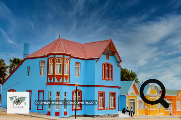 Fondée par des commerçants allemands dans les années 1880, Lüderitz est la plus ancienne ville du Sud-Ouest africain. La ville présente un certain nombre de bâtiments coloniaux et art nouveau, notamment des maisons cossues aux façades pastel comme la Goerke Haus (1910), du nom de son premier propriétaire le lieutenant Hans Goerke, qui domine la ville au côté de l'église luthérienne. 
