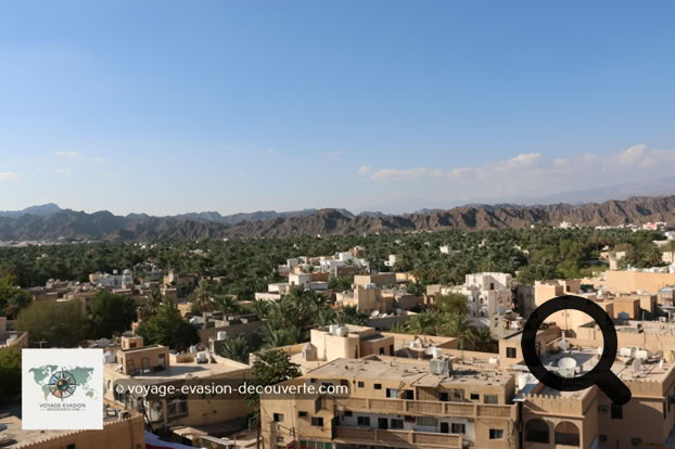 Nizwa est avant tout une ville profondément traditionnelle, véritable symbole de l'Oman authentique. Entourée de vastes palmeraies, elle est un centre majeur pour la culture des dattes et leur conditionnement.