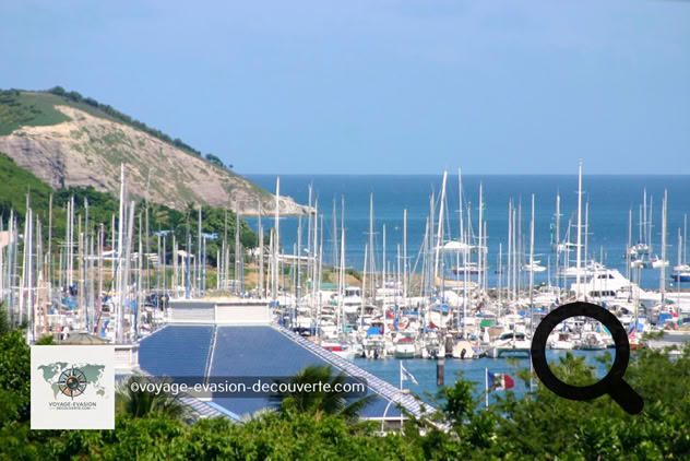 Principale ville portuaire de l’île, c’est le chef-lieu de la collectivité d’outre-mer française, elle est aussi appelée la “capitale“ ou la “blanche“ par la Kanaks. Créée en 1854 sous le nom de Port-de-France pour servir de centre administratif et militaire à la présence française en Nouvelle-Calédonie, elle prend le nom “Nouméa“, d'origine kanak en 1866.
