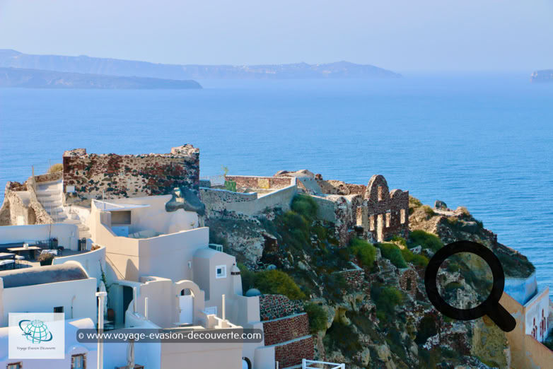 Plus loin vous découvrirez accrochées à la falaise les ruines du château byzantin d’Oia. Pendant la domination latine, elles constituaient un des châteaux de l'île, sous le nom de Château Saint-Nicolas, dont l'existence remonte à 1480. Il fut en grande partie détruit par le séisme de 1956.  