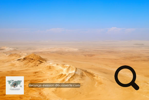 Le lendemain, avant de quitter Swakopmund, nous avons loué un petit avion pour survoler  le salar de Sossusvlei et le désert du Namib. Un spectacle grandiose et inoubliable, un moment intense, les paysages défilent les uns après les autres changeant constamment de couleurs, c’est  tout simplement féérique. Le vol dure 2h15 et il vaut mieux réserver la veille.