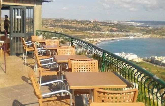 Superbe découverte faite par hasard, en nous baladant en fin de journée, nous sommes tombés sur le charmant petit bar, le Sea View Cafe/Bar. Perché en hauteur dans la ville de Mellieħa, il offre une vue magnifique sur la basse ville, la mer, et même sur l'île de Comino que l'on aperçoit au loin. Cela mérite vraiment le détour.