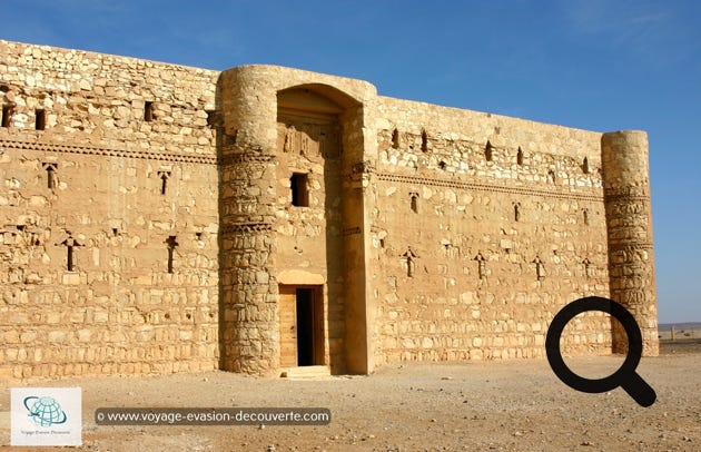 Le château Qasr Kharana, un des plus connus. Magnifique au milieu de nulle part. Il a probablement été construit au début du VIIIe siècle comme en témoigne une inscription de l'une des chambres subsistant malgré l'influence du courant sassanide.