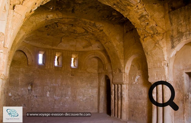 Le château Qasr Kharana, un des plus connus. Magnifique au milieu de nulle part. Il a probablement été construit au début du VIIIe siècle comme en témoigne une inscription de l'une des chambres subsistant malgré l'influence du courant sassanide.