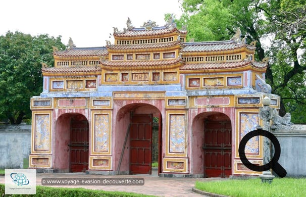 Nous sommes partis commencer  notre exploration à la Citadelle Impériale Kinh Thành. L’entrée Ngo Mon, la porte du Midi,  est l’unique porte d’entrée de l’enceinte impériale. La visite est vraiment très agréable, le lieu  est magnifique et paisible. Vous découvrez au détours d’un jardin, des palais ou des pavillons  superbement sobres ou joliment décorés.  Le mieux est de flâner au grès de vos envies et prendre son temps pour ne rien louper.