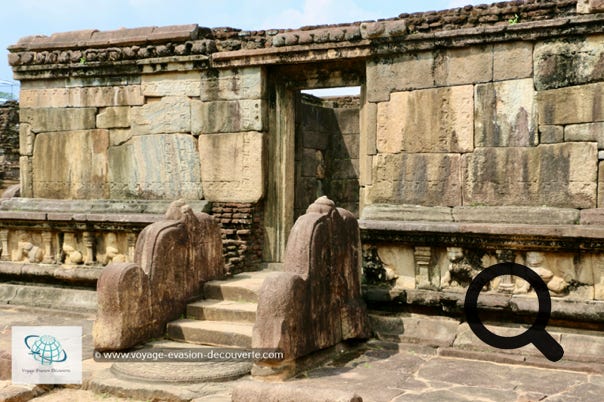 C'est le dernier des trois sanctuaires Dalada construits, par le roi Nissanka Malla au XIIe siècle, pour abriter la relique à Polonnaruwa. Il aurait été construit en à peine 60 heures, soit une journée cinghalaise. À gauche se trouve l'antichambre ou mandapa qui mène à la pièce principale où la Dent aurait été conservée.