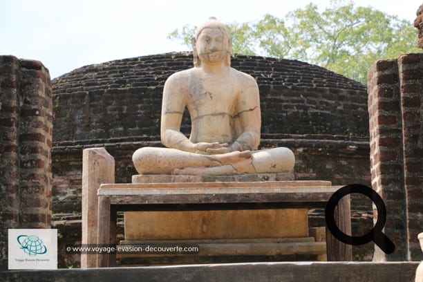 Cet édifice du VIIe siècle est l'un des plus beau du Quadrilatère. Des marches décorées de superbes frises mènent à la plate-forme principale où se trouve, en plein centre, son petit stûpa. Cette chambre aux reliques est l'un des édifices les plus anciens et les plus remarquables de Polonnaruwa. Les pierres de garde sur les côtés des marches sont considérées parmi les plus belles dans leur style dans tout le Sri Lanka. Au pied des marches se trouve aussi une autre caractéristique architecturale cinghalaise, la pierre de lune. Celles-ci ont des décors magnifiques comme des fleurs de lotus, des chevaux, des éléphants et des oies.