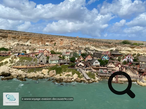 Connue sous le nom de Popeye Village (village de Popeye), la baie a servi de lieu de tournage pour la comédie musicale Popeye sortie en 1980 avec l'acteur Robin Williams qui incarnait le personnage vedette amateur d'épinards.  Pour le film, ils ont reconstitué un village de maisonnettes bancales en bois et très colorées afin de se rapprocher au plus près de la bande dessinée. 