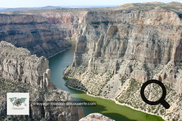 Bighorn Canyon est une terre que le temps a oubliée. Les forces géologiques ont déformé des couches de roche jadis nivelées  en immenses murs, créant des falaises spectaculaires de 300 mètres de haut qui se dressent sur le lac Bighorn.