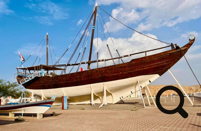 Ici, le temps semble s'être arrêté : on y fabrique encore, à la main, ces majestueux bateaux en bois qui ont fait la renommée de Sur sur toutes les routes maritimes de l'océan Indien.