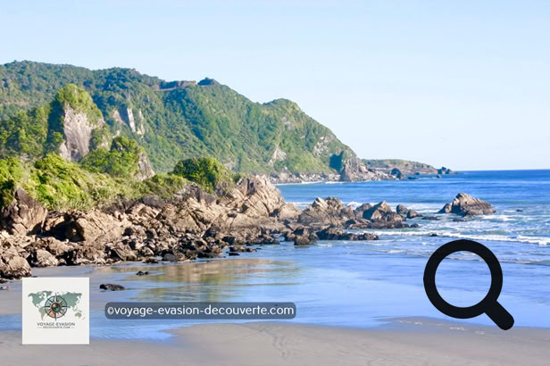 La route est superbe et les paysages grandioses. Plusieurs points d’arrêts vous donnent la possibilité de faire des poses photos le long de belles plages de sable beige. 