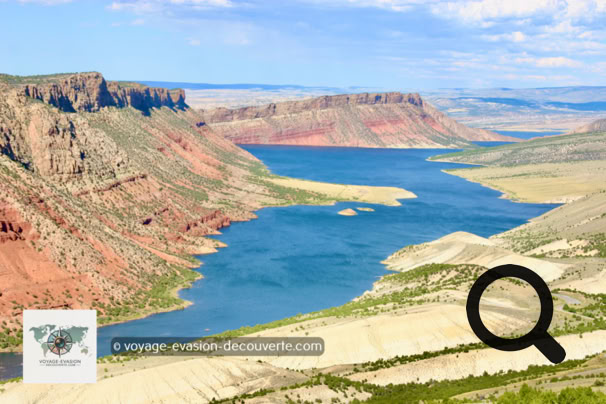 Ce parc protège une zone de 840 km² entre le Nord de l'Utah et le Sud du Wyoming comprenant le Flaming Gorge  Reservoir, une étendue d'eau créée en 1964 par la construction du barrage de Flaming Gorge sur la Green River.  L'étendue d'eau ainsi créée, de 170 km² s'étend sur 146 km de long !
