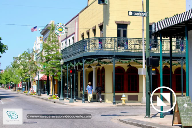 Elle est située au bord de la côte du Golfe du Mexique sur le fleuve Mobile. C'est le seul port de l'Alabama. Il s'agit de la plus grande municipalité de la côte du golfe entre La Nouvelle-Orléans en Louisiane et St. Petersburg en Floride.