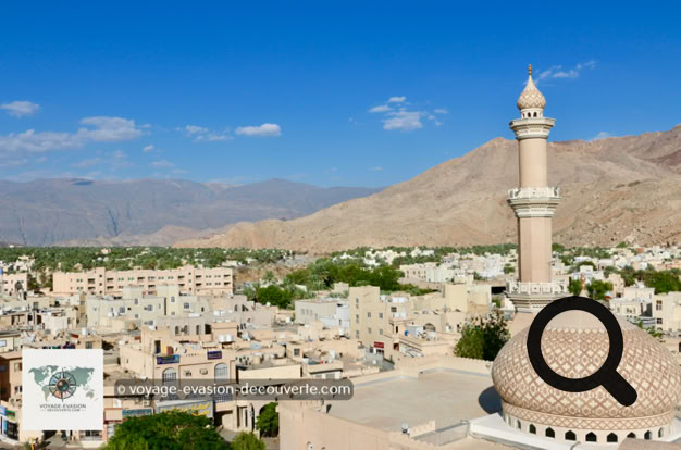 Nizwa est avant tout une ville profondément traditionnelle, véritable symbole de l'Oman authentique. Entourée de vastes palmeraies, elle est un centre majeur pour la culture des dattes et leur conditionnement.