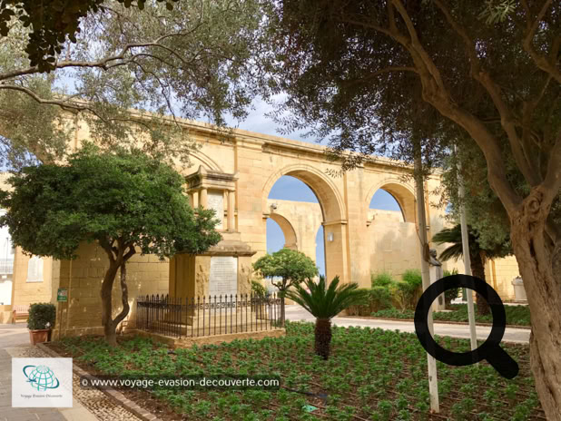 Dominant les bastions de La Valette, les Upper Barrakka Gardens offrent sans doute la plus belle vue panoramique de tout l'archipel. C'est un lieu incontournable pour quiconque visite Malte.