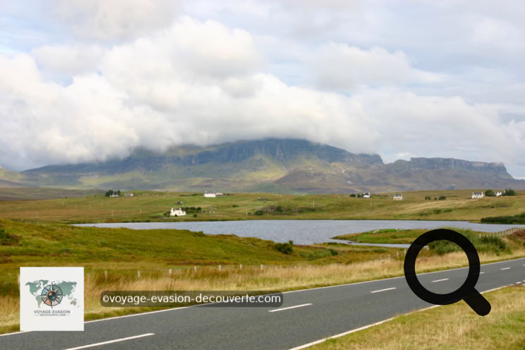 Le matin, nous poursuivons notre route à travers les paysages grandioses des North-West Highlands. La route serpente entre montagnes et vallées, révélant soudain le Loch Maree, l’un des plus beaux lacs d’Écosse. Ses eaux sombres et profondes s’étirent dans un décor spectaculaire, émaillées d’une multitude de petites îles boisées sur lesquelles poussent des pins anciens, vestiges de la forêt calédonienne.