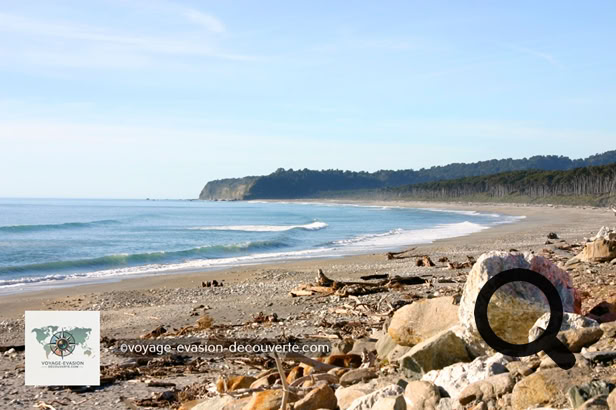 Nous longeons la mer sur plusieurs kilomètres avec ses plages sauvages et des points de vue exceptionnels, avant de re rentrer dans les terres pour découvrir des rivières et des lacs superbes.  
