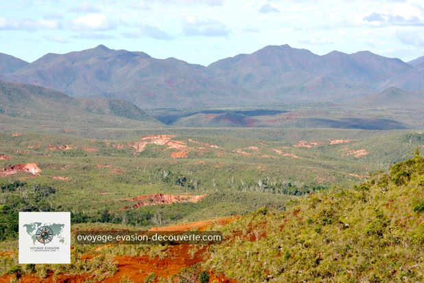 Située au Sud de l'île, à 80 km de Nouméa, petite par la population, mais grande par la superficie, c’est la 15e commune la plus vaste de France. Le territoire de la commune de Yaté, qui comprend aussi Goro, se caractérise par la beauté sauvage et souvent rouge de ses paysages, par sa richesse écologique, protégée au sein de nombreuses réserves et d'un parc provincial, par l'abondance de rivières et de retenues d'eau malgré une apparente aridité. C'est le paradis de la randonnée pédestre et de l'excursion en véhicule tout-terrain.