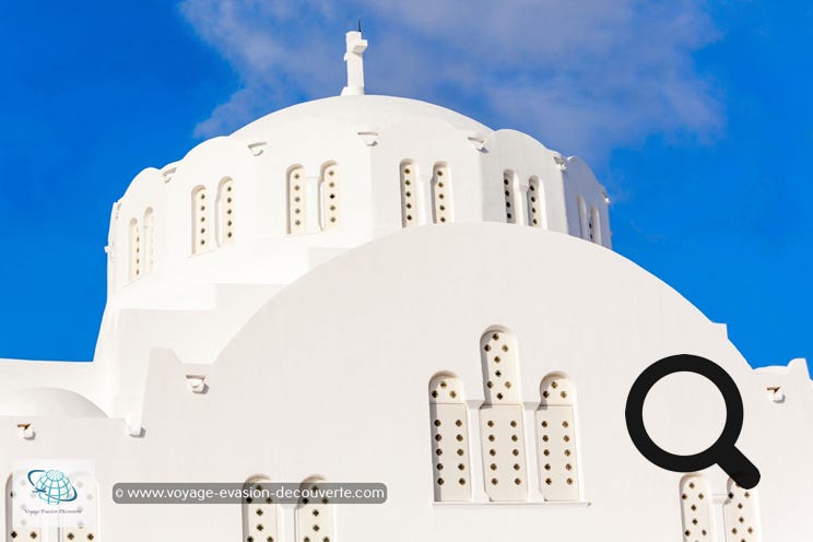 La cathédrale Métropolitaine Orthodoxe a été construite en 1827,  Cette superbe cathédrale d’une blancheur immaculée ressort  parfaitement sur le bleu azur du ciel de Santorin.   