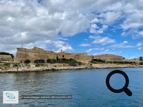 C'est un fort qui se dresse magnifiquement face à la ville de Il-Gżira dans le Marsamxett Harbour face à La Valette et qui protégeait l'accès de ce port ainsi que les mouillages de la crique de Tas-Sliema.