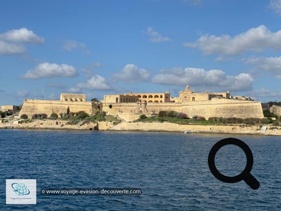 C'est un fort qui se dresse magnifiquement face à la ville de Il-Gżira dans le Marsamxett Harbour face à La Valette et qui protégeait l'accès de ce port ainsi que les mouillages de la crique de Tas-Sliema.
