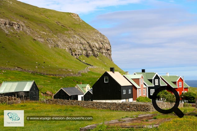 Ce serait le plus vieux village de l'île de Suðuroy. La légende raconte qu'un roi danois, Frode, aurait fondé ce village et le nom du village viendrait de là. Le village s'appelait auparavant Froðebøur, ce qui signifie le « champ de Frode ».  Le nom a ensuite dérivé vers Froðba. 