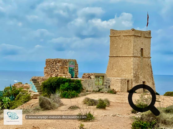 De-là vous avez une belle vue sur la Méditerranée et vous dominerez la grande plage de  sable fin de Għajn Tuffieħa “ Riviera Beach“. 