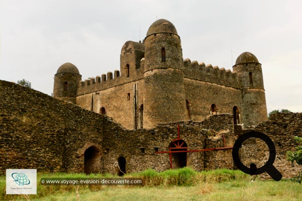 L'enceinte royale a été fondée au XVIIe siècle par l'empereur Fasilädäs (1632-1667), puis embellie et agrandie par ses successeurs. La ville-forteresse fonctionna comme centre du gouvernement éthiopien jusqu’en 1864.