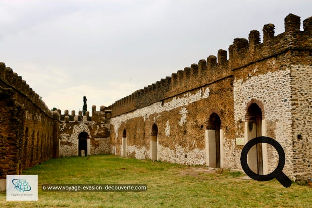 L'enceinte royale a été fondée au XVIIe siècle par l'empereur Fasilädäs (1632-1667), puis embellie et agrandie par ses successeurs. La ville-forteresse fonctionna comme centre du gouvernement éthiopien jusqu’en 1864.