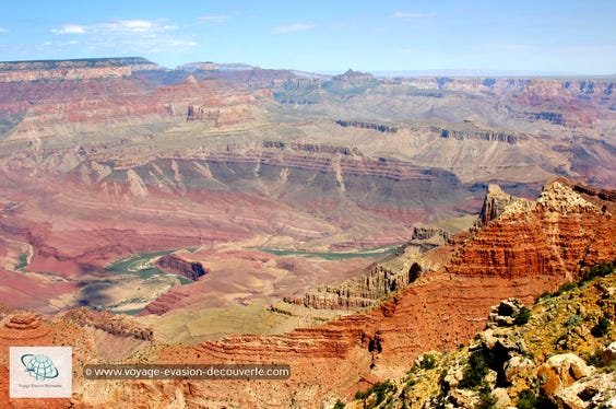 Avec sa superficie totale de 4 856 km², le Grand Canyon est considéré comme l’un des plus beaux ouvrages de la nature. L’histoire du parc pourrait remonter jusqu’à 1,7 milliard d’années et couvre les quatre grandes ères géologiques du  Précambrien au Cénozoïque. C’est une succession de phases : immersion de la région, accumulation de sédiments  (lave, sable, vase), transformation en roche (grès, argiles puis schiste), soulèvement sous l’activité tectonique, puis érosion  du relief sous l’activité de l’eau et du climat. Pour un résultat grandiose. 