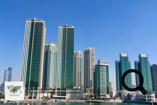 Abou Dabi est la capitale de l'émirat du même nom et également la capitale fédérale des Émirats Arabes Unis. Plus vaste et plus riche que Dubaï, l'émirat concentre une grande partie des ressources pétrolières du pays, ce qui en fait le véritable cœur politique et économique de la fédération.